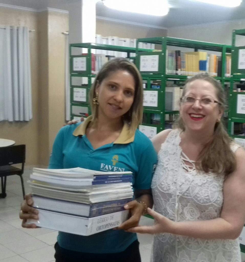 Doação de livros da Conscienciologia para a biblioteca da Faculdade FAVENI de Venda Nova do Imigrante-ES